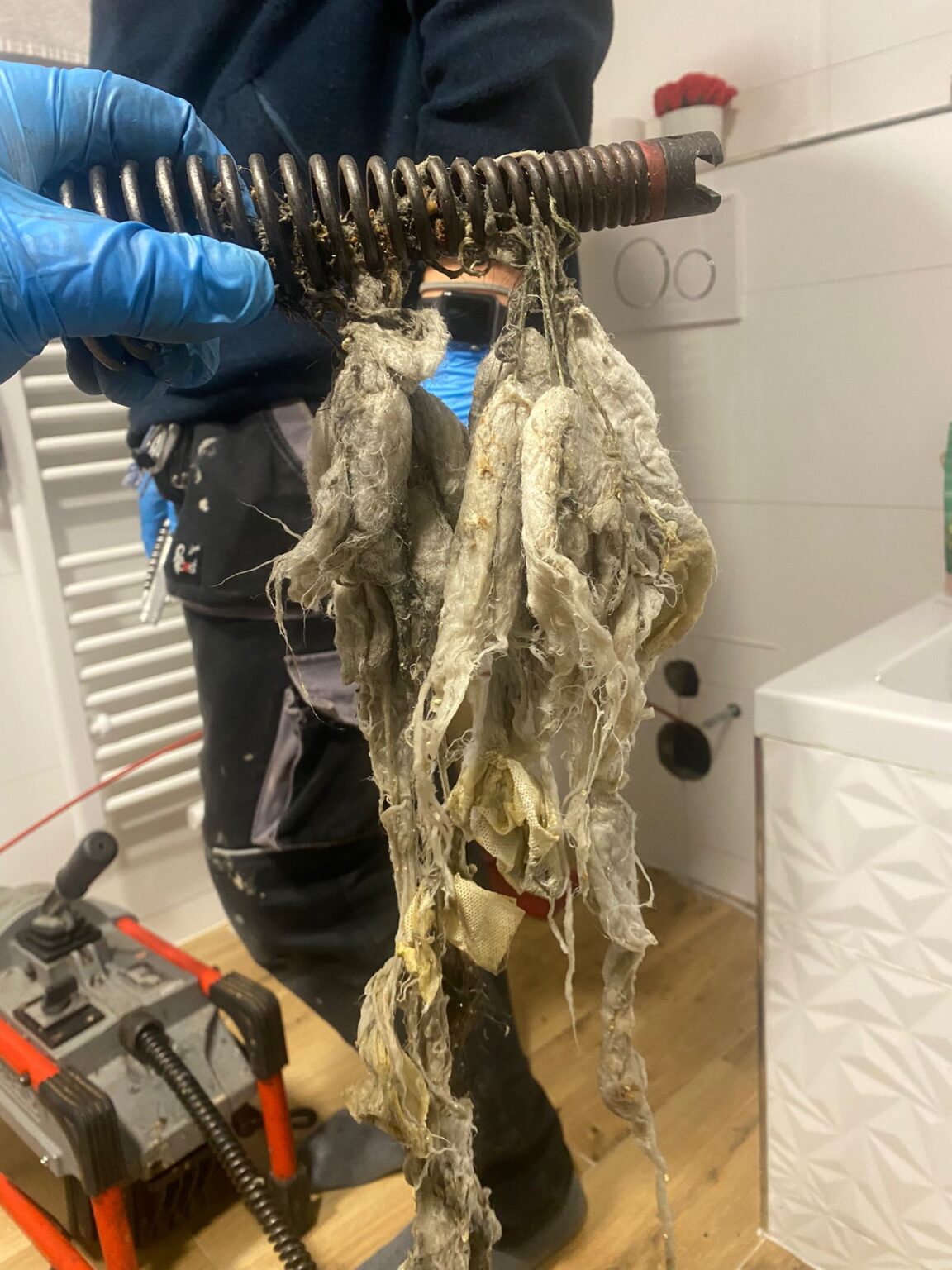 Hadr namotaný na frézu, který ucpal potrubí